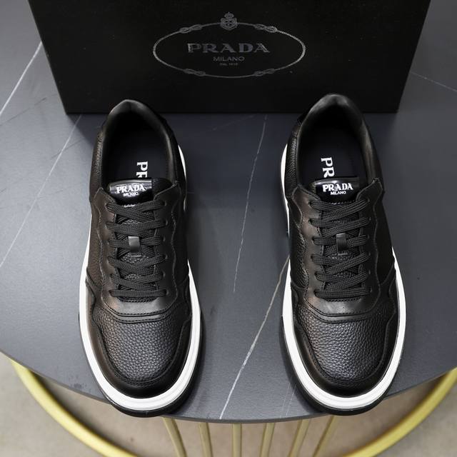 出厂价： Prada 普拉达 -高端品质 原单 -鞋面：纳帕小牛皮、摔纹小牛皮、鞋舌高周波品牌logo -内里：水染牛皮 -大底：超轻tpu发泡 橡胶；双色成型